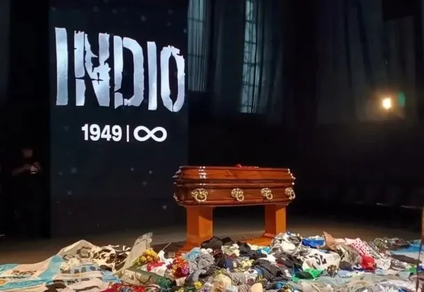 Terminó el velatorio del Indio Solari: miles de fanáticos le dieron el último adiós en Avellaneda